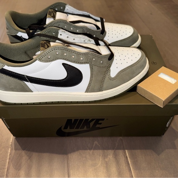 Air Jordan 1 Low OG Medium Olive 2026 - Picture 5 of 6